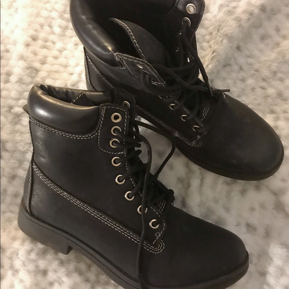 BLACK BOOTS